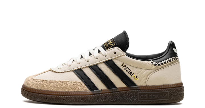 Női Adidas Handball Spezial Wonder White Black cipő törtfehér bőr felsőrésszel és fekete csíkokkal.