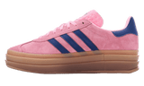 Adidas Gazelle Bold Pink Glow cipő kék csíkokkal és gumitalppal.