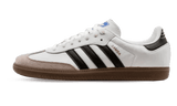 Adidas Samba OG Cloud White Core Black cipő fehér bőrrel és fekete csíkokkal.
