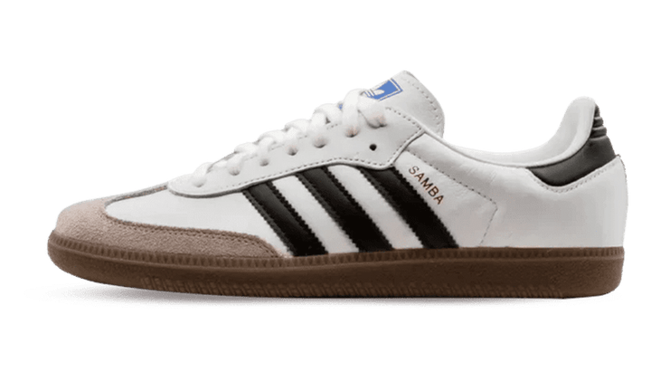 Adidas Samba OG Cloud White Core Black cipő fehér bőrrel és fekete csíkokkal.