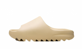 Egy adidas Yeezy Slide Bone szandál, krémszínű EVA habból.