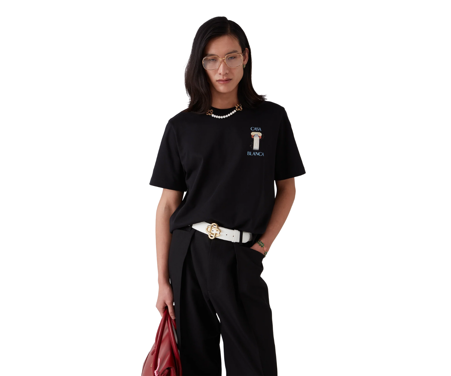 Casablanca La Colonne fekete, rövid ujjú póló, fehér övvel és piros táskával.