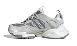 Adidas XLG Runner Deluxe szürke, ezüst és fehér futurisztikus sneaker.