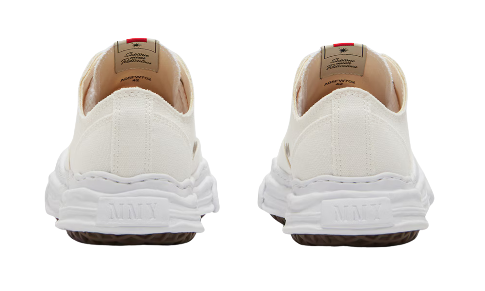 Maison Mihara Yasuhiro Hank OG Sole Canvas Low White cipő, fehér vászon felsőrésszel és hullámos talppal.