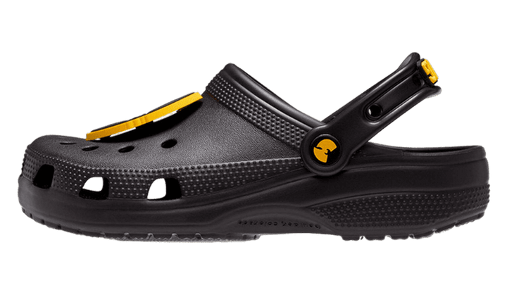 Fekete Crocs papucs Wu-Tang Clan logóval.
