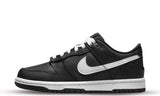 Nike Dunk Low Black Panda cipő fehér pipával és fűzőkkel.
