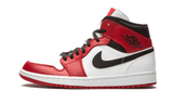 Air Jordan 1 Mid Chicago 2020 cipő fehér, piros és fekete színben.