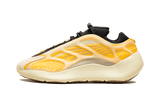 Yeezy 700 V3 Mono Safflower cipő sárga és krémszínű hálós felsőrésszel.