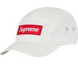 Fehér Supreme Camp Cap piros logóval és szellőzőnyílásokkal.