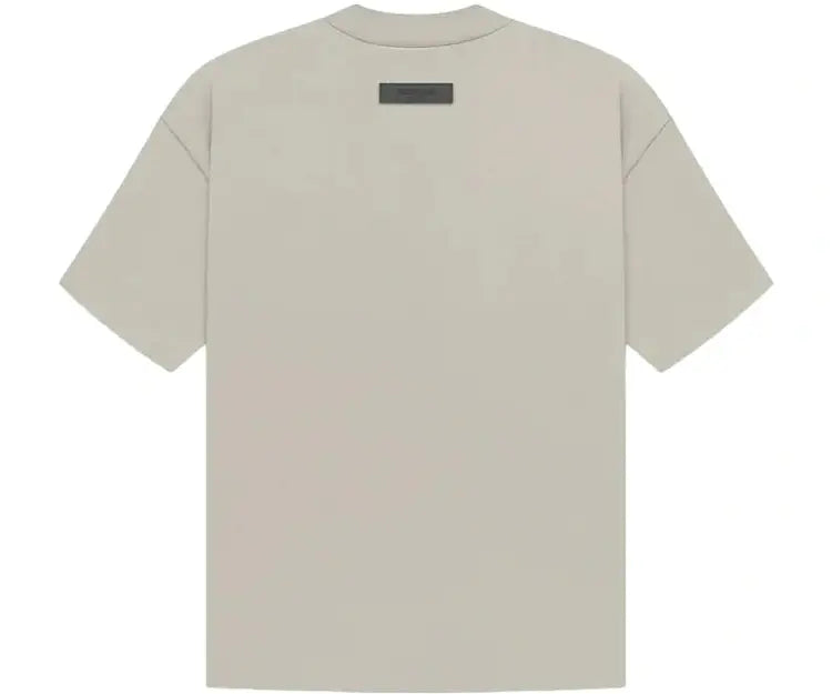 Essentials Seal Tee, szürke, rövid ujjú póló fekete márkajelzéssel.