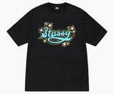 Stüssy Star Script póló fekete színben, kék és sárga felirattal.