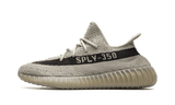 Yeezy Boost 350 V2 Slate cipő szürke Primeknit felsőrésszel és fekete SPLY-350 csíkkal.