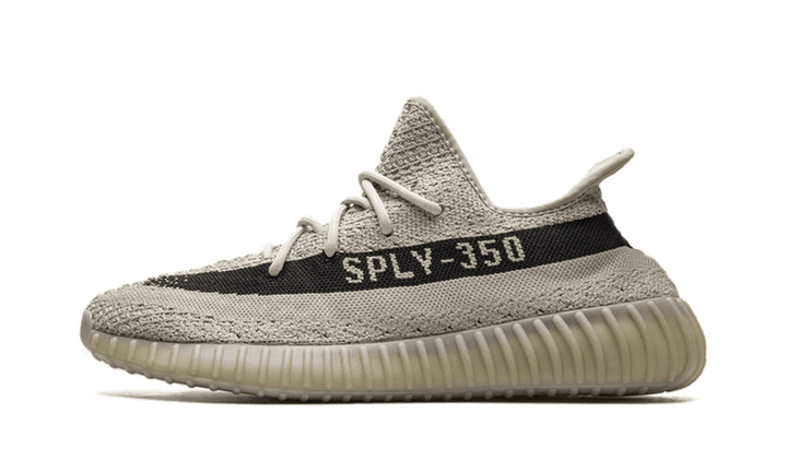 Yeezy Boost 350 V2 Slate cipő szürke Primeknit felsőrésszel és fekete SPLY-350 csíkkal.