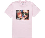 Supreme Eyewear Tee Pink póló két nővel és napszemüveggel.