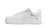 Fehér Nike Air Force 1 Low LX cipő arany lánccal és charmokkal.
