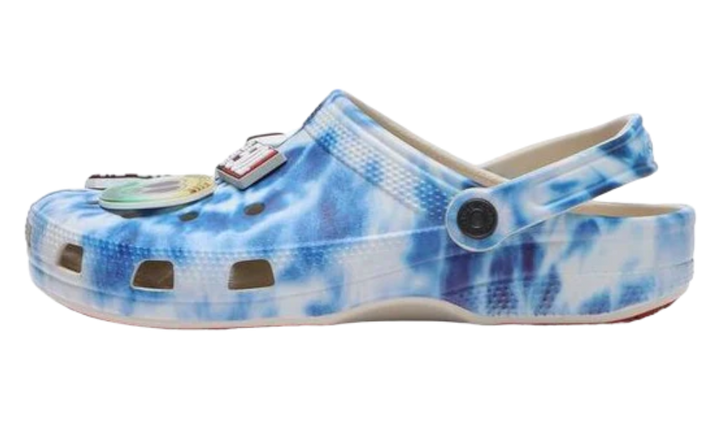 Crocs x Levi's 'Tie-Dye' papucs kék és fehér színben.