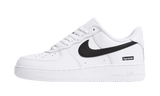 Nike Air Force 1 Low Supreme fehér fekete pipa és Supreme logóval.
