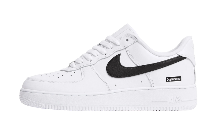 Nike Air Force 1 Low Supreme fehér fekete pipa és Supreme logóval.