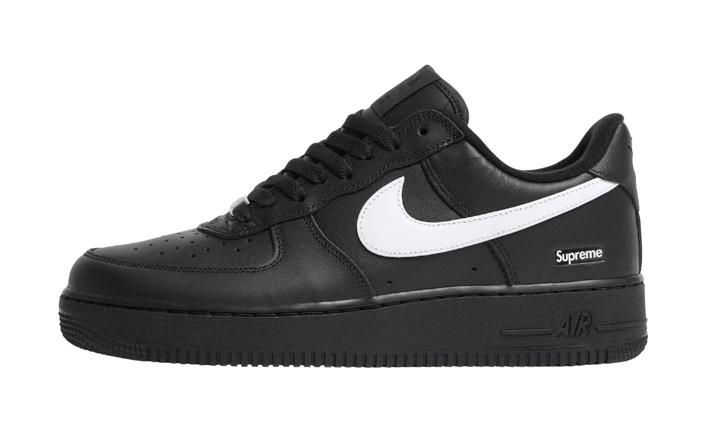 Nike Air Force 1 Low Supreme fekete fehér cipő.