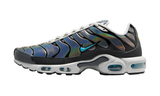 Nike Air Max Plus cipő szürke, kék és fekete színben, fényvisszaverő részletekkel.