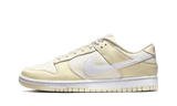 Nike Dunk Low Coconut Milk cipő törtfehér és halványsárga színben.