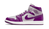 Air Jordan 1 Mid Magenta cipő szürke bőr felsőrésszel és magenta díszítéssel.