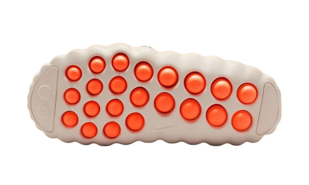 A Nike Mind 001 Slide Light Bone papucs talpa narancssárga pöttyökkel.