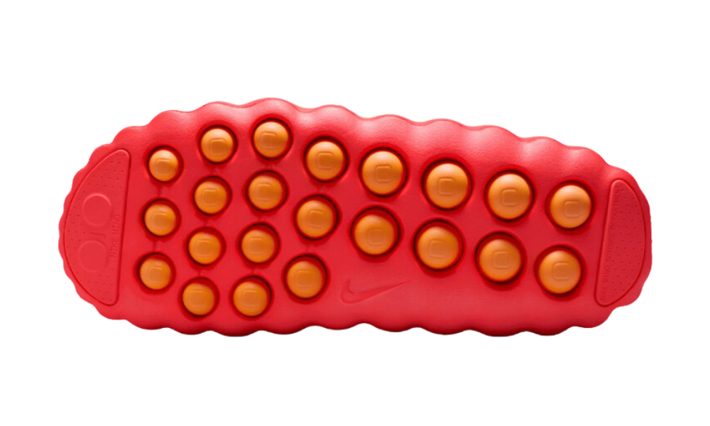 A piros Nike Mind 001 papucs narancssárga gombos talppal.