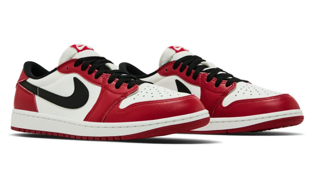 Jordan 1 Retro Low OG Chicago (2025) cipő piros, fehér és fekete bőrrel.