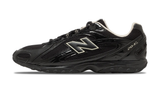 Fekete New Balance 204L cipő fehér N logóval.
