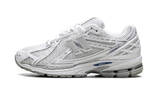 New Balance 1906R fehér és kék utcai cipő.