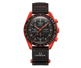 Swatch x Omega Moonswatch Mission On Earth Lava óra fekete számlappal és narancssárga szíjjal.