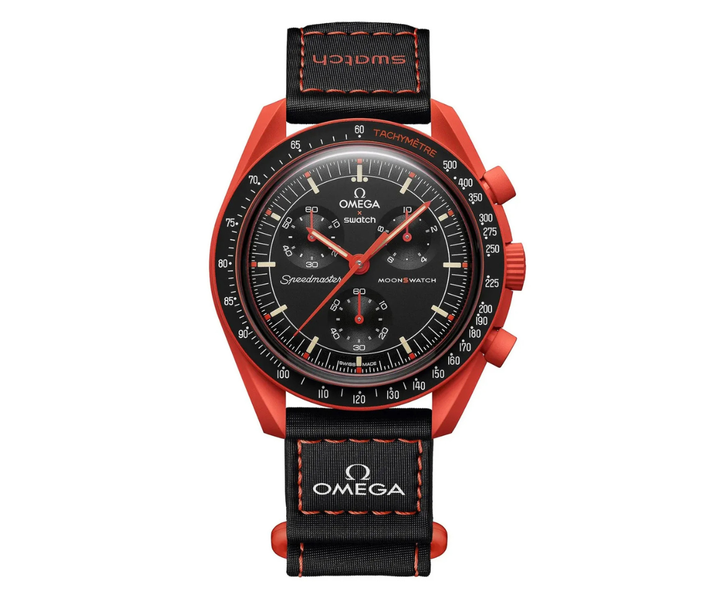 Swatch x Omega Moonswatch Mission On Earth Lava óra fekete számlappal és narancssárga szíjjal.