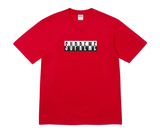 Supreme Split Tee Red póló fekete-fehér Supreme logóval.