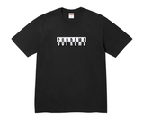 Supreme Split Tee Black póló fekete színben, fehér felirattal.