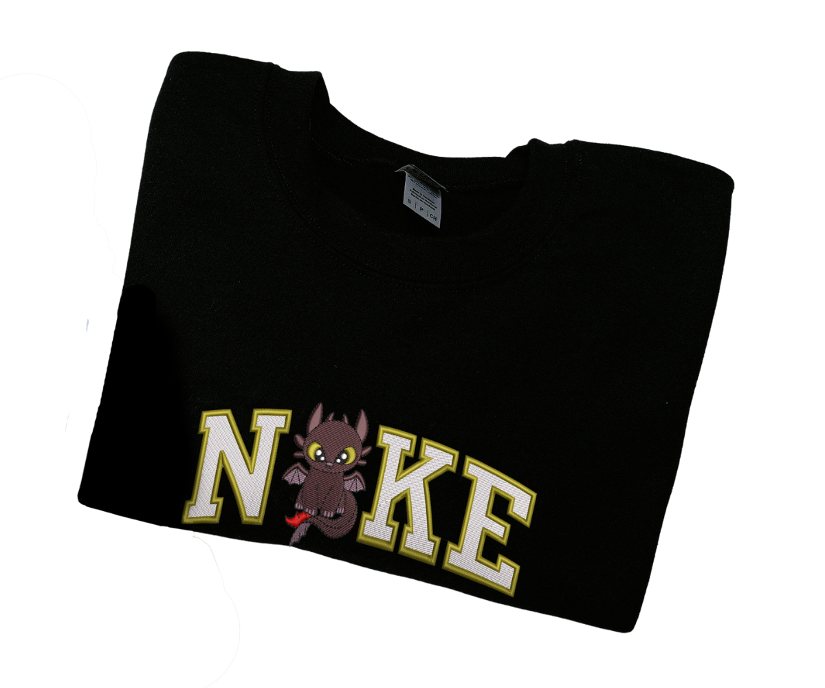 Fekete pulóver sárga és fehér "NKE" felirattal és egy kis sárkányhímzéssel.