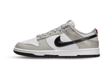 Nike Dunk Low Essential Light Iron Ore cipő fehér és szürke bőr felsőrésszel.