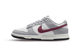 Nike Dunk Low Pale Ivory Redwood cipő fehér, szürke és bordó színben.