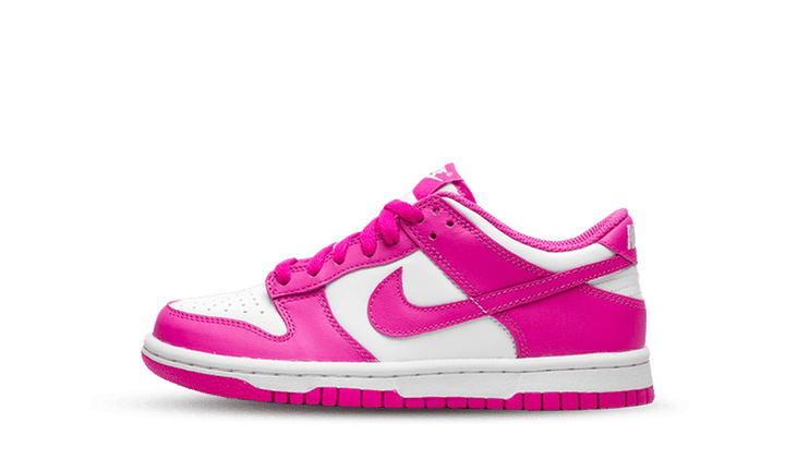 Nike Dunk Low Active Fuchsia cipő fehér és rózsaszín színben.