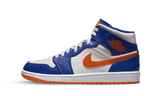Air Jordan 1 Mid Knicks cipő fehér, kék és narancssárga színben.
