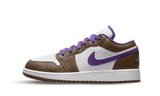 Air Jordan 1 Low Purple Mocha sneaker fehér, mokkabarna és lila színekben.