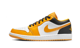 Air Jordan 1 Low Taxi cipő fehér, sárga és fekete színben.