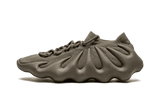Adidas Yeezy 450 Cinder cipő sötétbarna színben, karomszerű talppal.