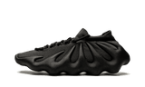Yeezy 450 Dark Slate fekete sneaker.