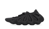 Yeezy 450 Utility Black cipő fekete színben, hálós felsőrésszel és hullámos talppal.
