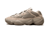 Yeezy 500 Ash Grey cipő hálóból, velúrból és bőrből.