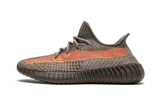 Yeezy Boost 350 V2 Ash Stone szürke és narancssárga Primeknit felsőrésszel.