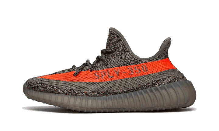 Yeezy Boost 350 V2 Beluga Reflective cipő narancssárga csíkkal és szürke Primeknit felsőrésszel.
