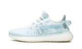 Yeezy Boost 350 V2 Mono Ice jégkék monofil hálós felsőrésszel.