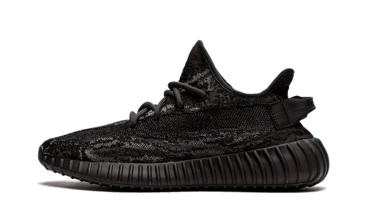 Yeezy Boost 350 V2 MX Rock fekete, szürke és barna mintás cipő.